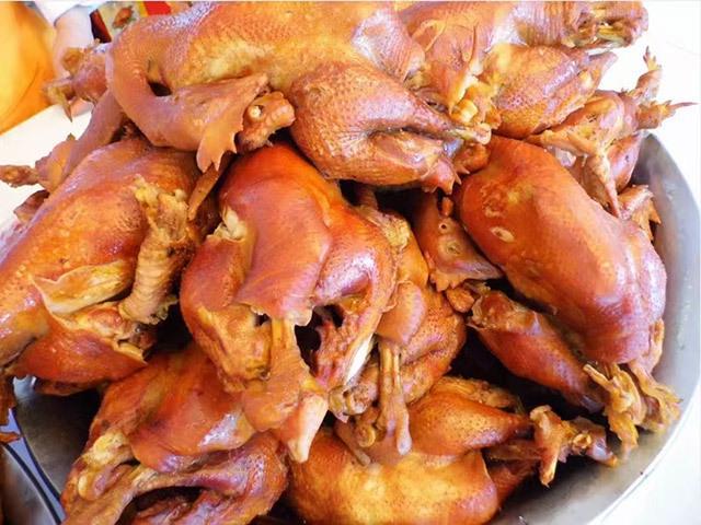 卓资熏鸡：熏香浓郁 扬名在外AG真人平台北疆美食 ｜(图3)