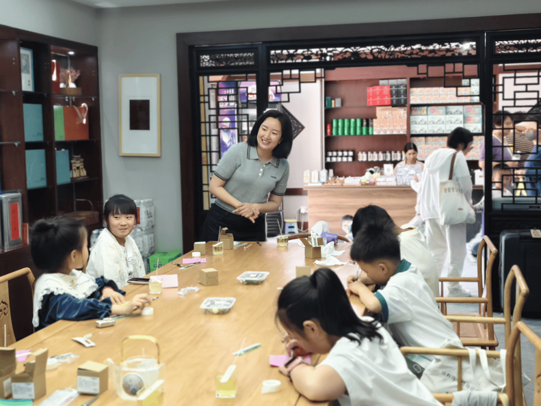 办“以香传情·手作感恩”母亲节主题社教活动AG真人网以传统工艺致敬母爱——中徽博举(图2)